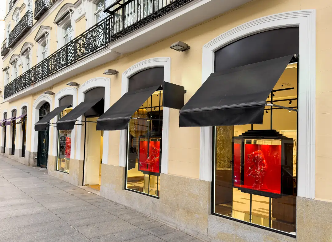 Façade vitrine de magasin en aluminium sur mesure à Portet-sur-Garonne